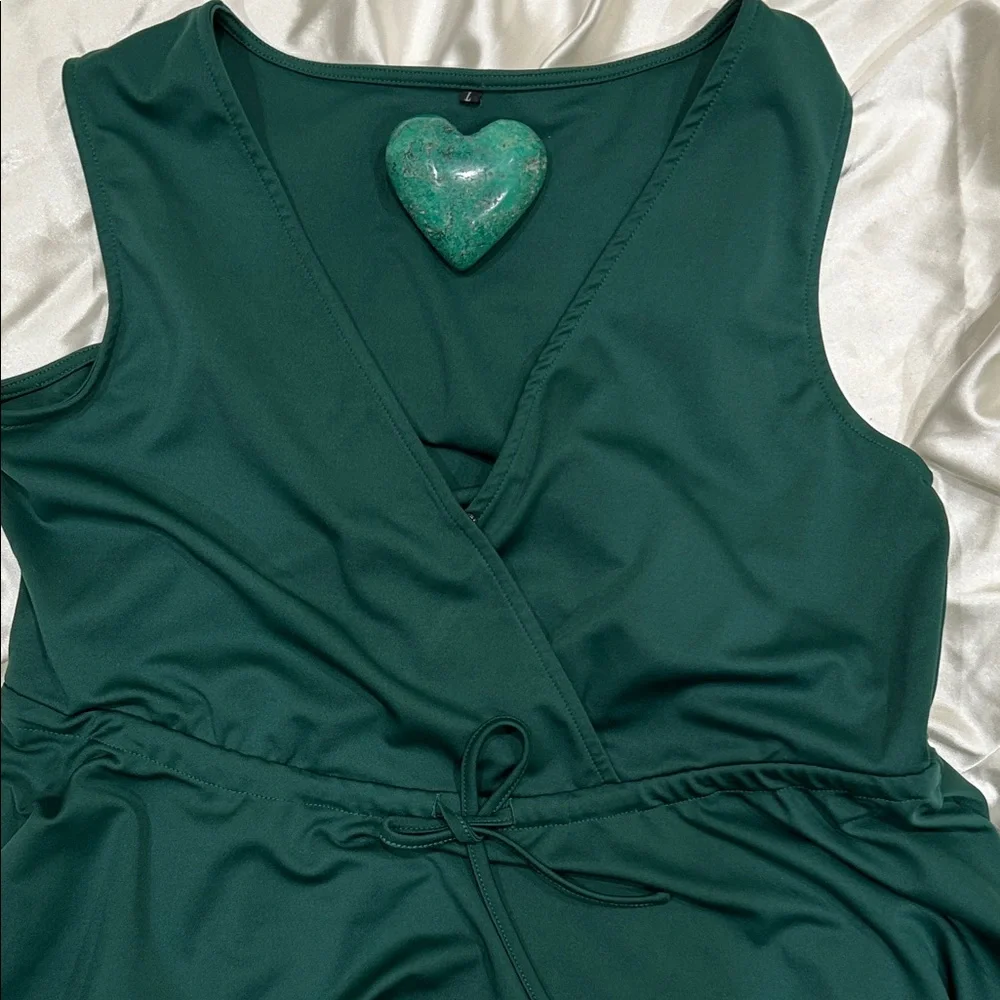 🌷 Green Sleeveless V Neck Top - Picture 2 of 8